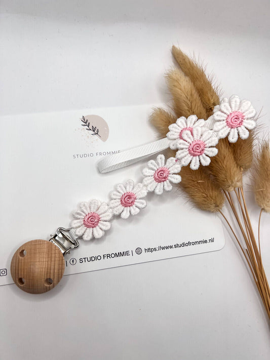 Studio Frommie - Pink daisy clip